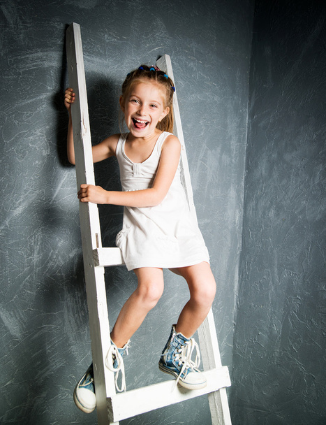 little girl on stairs - Zdjęcie, obraz
