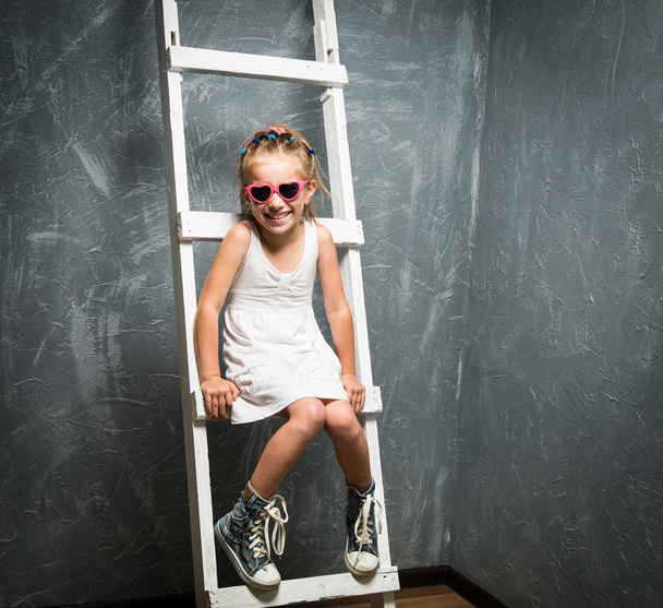 little girl on stairs - Fotoğraf, Görsel