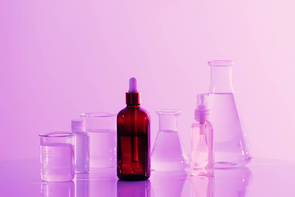 botella de color marrón retro con frasco en fondo de laboratorio de ciencia
  - Foto, imagen