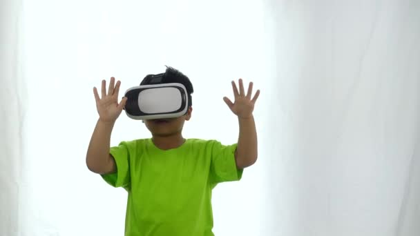 Kobieta ubrana w futurystyczny zestaw słuchawkowy VR. - Materiał filmowy, wideo