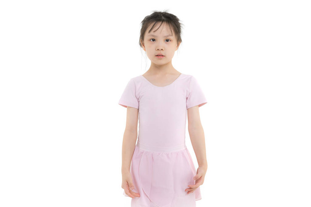 Rózsaszín öltözött ázsiai lány balett pózban - Fotó, kép