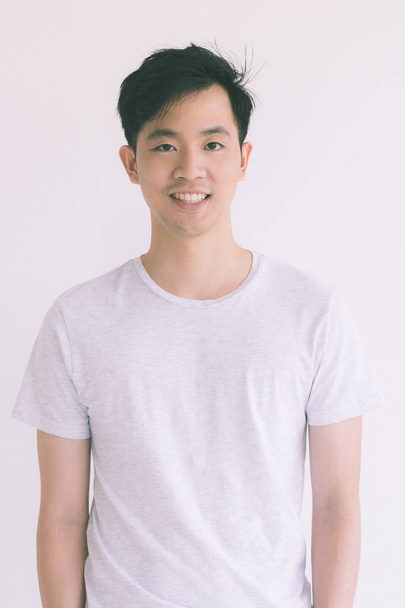 Giovane modello asiatico uomo in T-shirt incrociata braccio
 - Foto, immagini