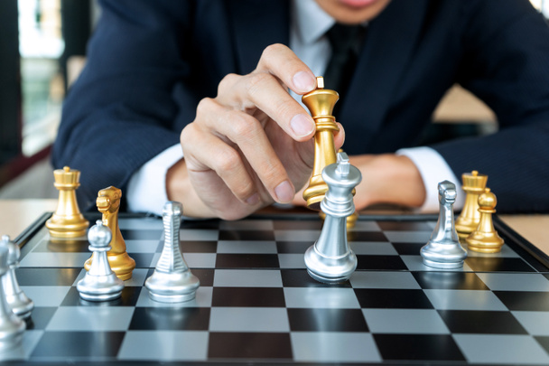 Uomo d'affari giocare a scacchi come crash  - Foto, immagini