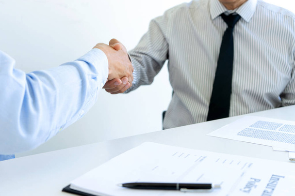 Handshake van vastgoedmakelaar en klanten in vergadering  - Foto, afbeelding
