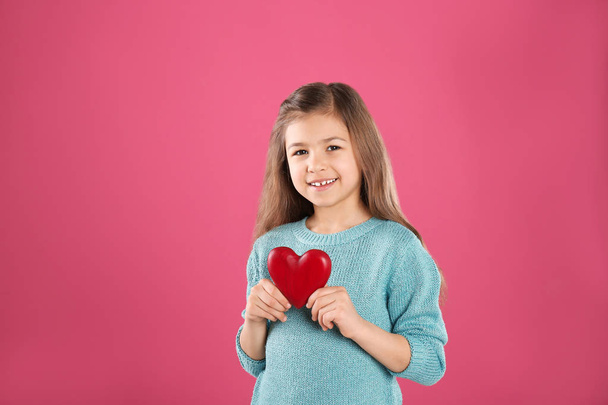Portrait of girl with decorative heart on color background - Foto, Imagen