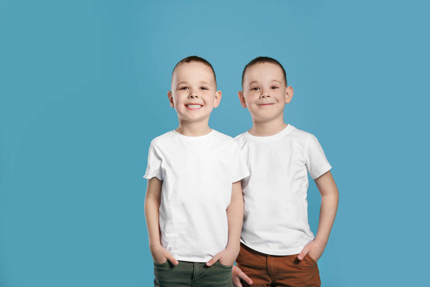 Portrait of cute twin brothers on color background - Fotoğraf, Görsel