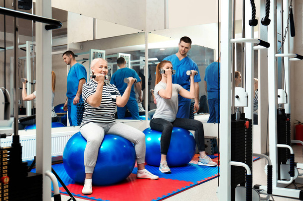 Patients exercising under physiotherapist supervision in rehabilitation center - Zdjęcie, obraz
