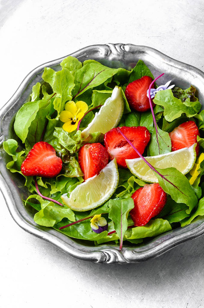 Pohár salátu s jahodovým - Fotografie, Obrázek