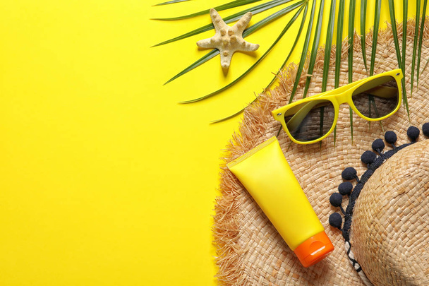 Flat lay composition with beach accessories on color background. Space for text - Foto, Bild