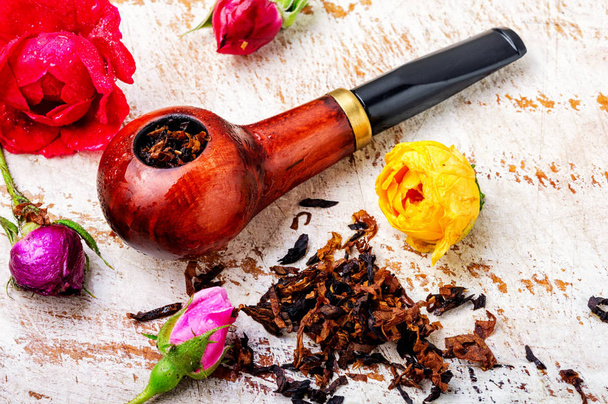 Курительная трубка и цветочный табак
 - Фото, изображение