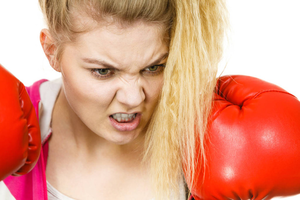 Angry woman wearing boxing gloves - Foto, afbeelding