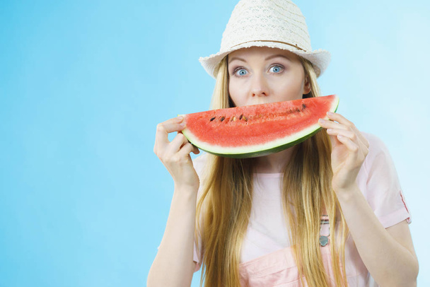 woman holding watermelon fruit - Foto, afbeelding