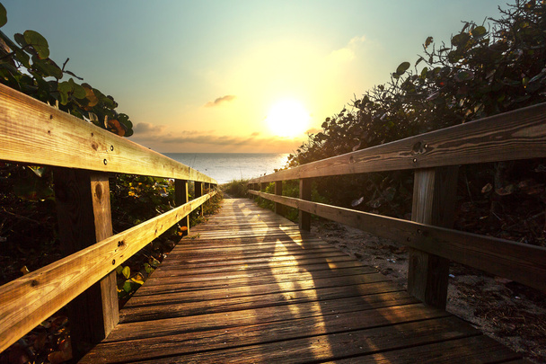 Boardwalk rannalla
 - Valokuva, kuva