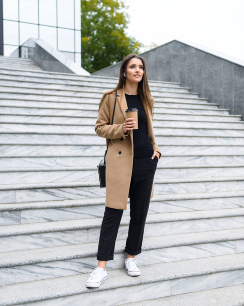 Beautiful young businesswoman wearing autumn coat - Foto, Imagem