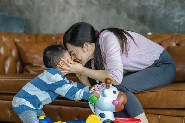 Jednotná Asijská matka se synem si zahrávají s hračkou, když bydlí v podkroví pro vlastní učení nebo pro domácí školu, rodinu a Jednolůžkový koncept, selektivní zaměření - Fotografie, Obrázek