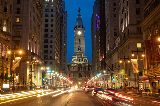Jelenet Philadelphia mérföldkőnek számító történelmi városháza épület szürkületben időt autó közlekedési lámpa, Amerikai Egyesült Államok vagy USA, történelem és kultúra utazási koncepció - Fotó, kép