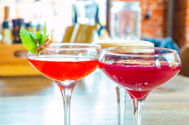 Cocktails colorés sur la table du bar au restaurant. - Photo, image