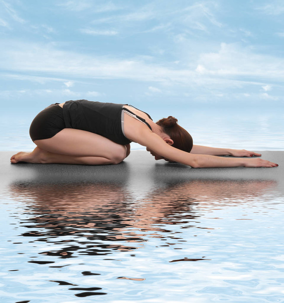 junge Frau praktiziert Yoga-Übungen - Foto, Bild