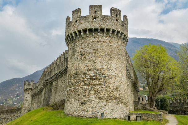 Yksi Montebellon linnan torneista, joka sijaitsee suoraan t
 - Valokuva, kuva