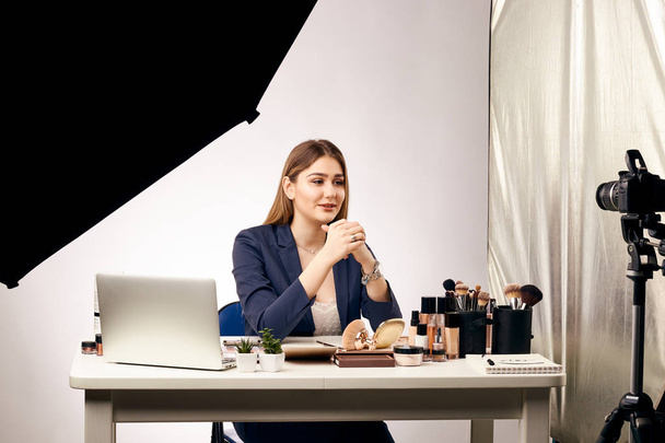 fille blogueur shoots vidéo comment faire maquillage
 - Photo, image