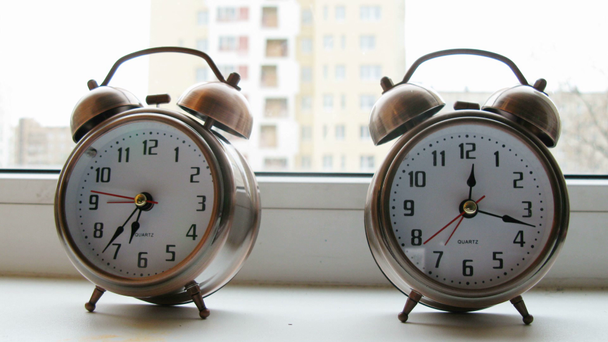 Dois relógios de alarme em uma soleira da janela de manhã
. - Filmagem, Vídeo