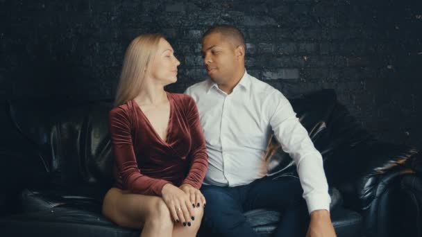 Pareja multiracial enamorada en una cita coquetea entre sí
 - Imágenes, Vídeo
