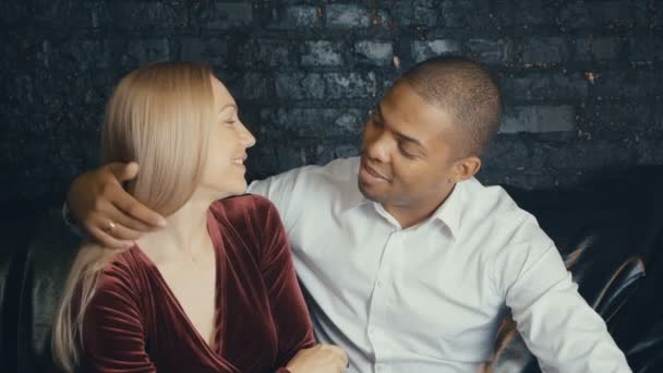 Pareja de raza mixta enamorada en una cita coquetea entre sí
 - Imágenes, Vídeo
