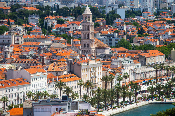 Panorama del casco antiguo de Split en Dalmacia, Croacia. Centro de la ciudad, palacio del emperador romano Diocleciano y catedral. Destino turístico popular en Europa
. - Foto, imagen