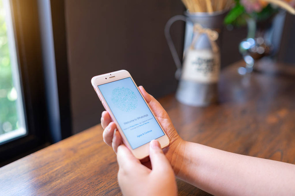 chiang mai, thailand - apr.08.2019: Frau hält Apple iphone 6s mit whatsapp messenger auf dem Bildschirm.whatsapp messenger ist eine kostenlose Messaging-App, mit der Sie Nachrichten senden und Freunde und Familie anrufen können. - Foto, Bild