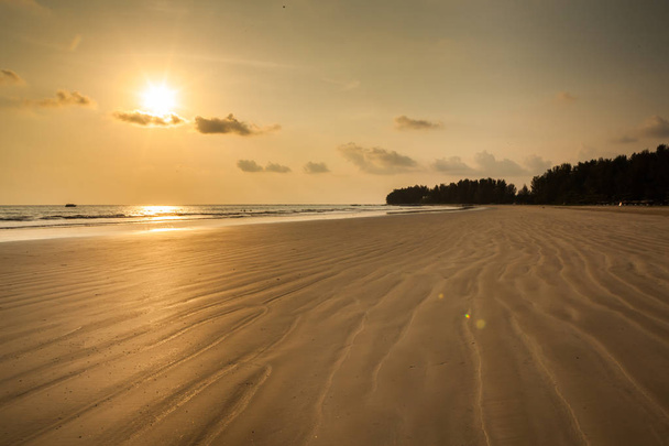 Sunset on Khao Lak beach.Phang nga, Thailand. - Foto, Imagen