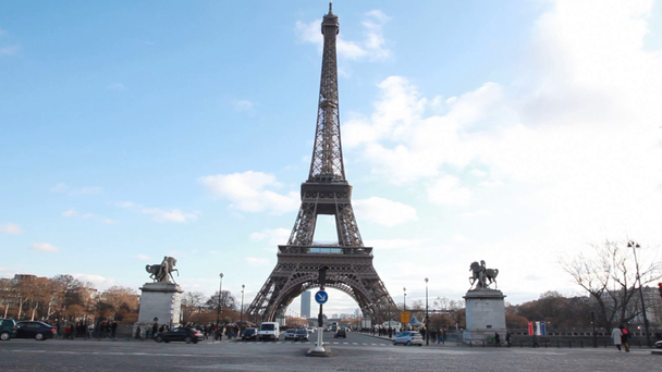 Eiffel wieża i jeździectwo posągi w Paryżu - Materiał filmowy, wideo
