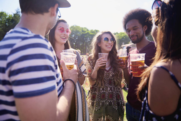 Kamarádi pijí pivo na večírku  - Fotografie, Obrázek