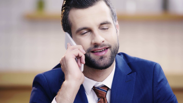 uomo d'affari bello e sorridente in giacca e cravatta parlare su smartphone in caffè
  - Filmati, video