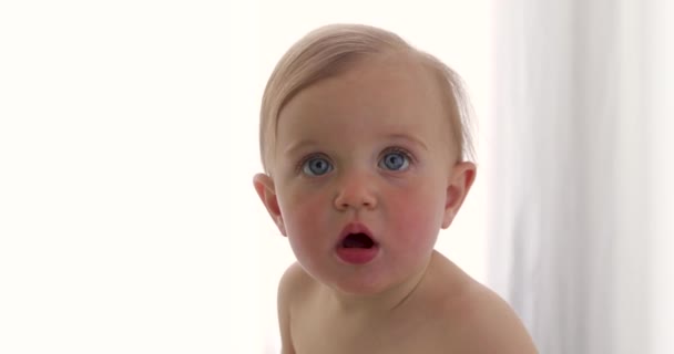 Muotokuva yllättynyt vauva, jolla on suuret siniset silmät
 - Materiaali, video