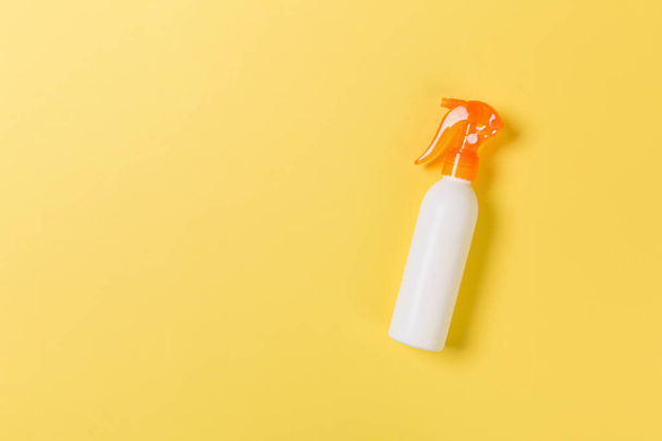 flat lay concept of summer travel vacation. Sunscreen bottle mock up on yellow background top view with copy space - Foto, afbeelding