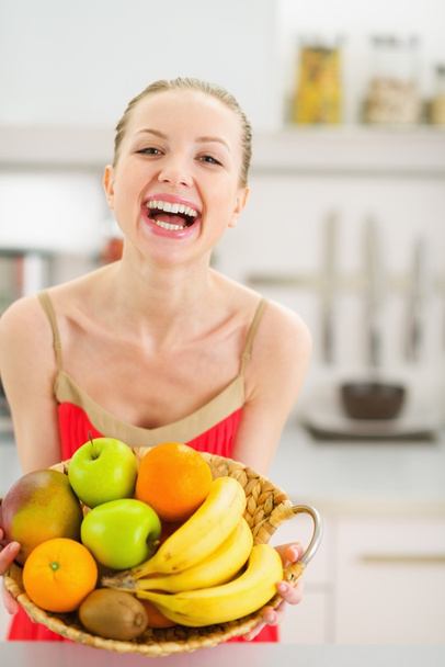 ευτυχής νεαρή γυναίκα με το πιάτο από φρούτα - Φωτογραφία, εικόνα