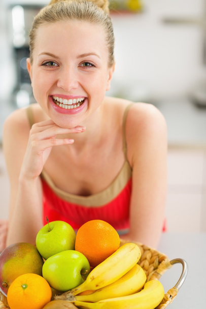 Smiling teenage girl with plate of fruits - Valokuva, kuva
