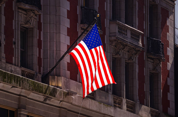 Amerykańska flaga na Manhattanie w centrum Nowego Jorku - Zdjęcie, obraz