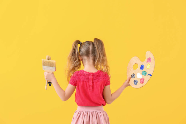 Renkli arka planda sevimli küçük sanatçı - Fotoğraf, Görsel