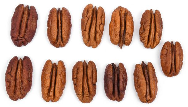 Hromada pekanových ořechů izolovaných na bílém pozadí. Hromada pekanových ořechů zblízka. Horní pohled - Fotografie, Obrázek
