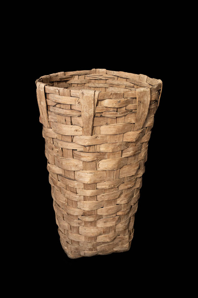 Antiguas cestas de mimbre de madera para la cosecha aislada
 - Foto, imagen