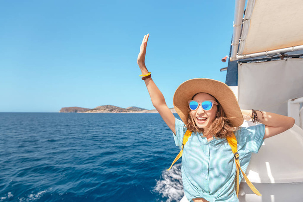 Счастливая азиатка в шляпе наслаждается путешествиями и отдыхом на круизном корабле. Туристка на палубе
 - Фото, изображение