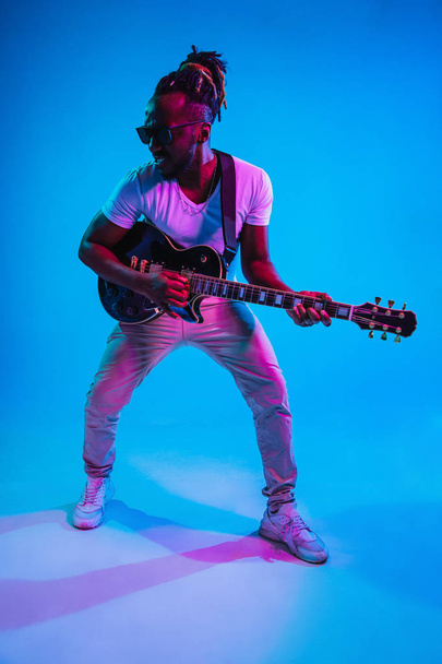 Mladý africko-americký jazzový hudebník hrající na kytaru - Fotografie, Obrázek