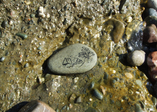 Pedra desenhada à mão na água do mar Negro
 - Foto, Imagem