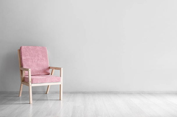Könnyű fal közelében kényelmes fotel - Fotó, kép