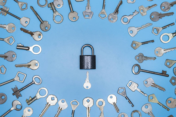Κλειδί Set και Lock Concept, μπλε φόντο. Προστασία της επιχειρηματικής και της κατοικίας, έννοια της ασφάλειας ακινήτων. Διαφορετικά παλαιά και νέα κλειδιά. - Φωτογραφία, εικόνα