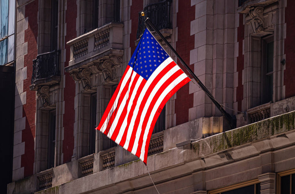 Amerykańska flaga na Manhattanie w centrum Nowego Jorku - Zdjęcie, obraz