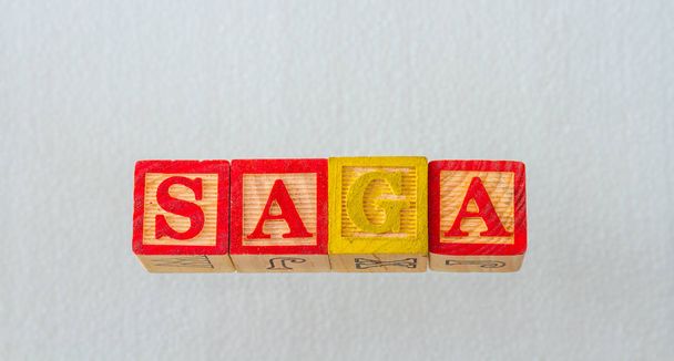 El término saga visualmente se muestra en un fondo claro utilizando coloridos bloques de madera imagen en formato de paisaje
 - Foto, Imagen
