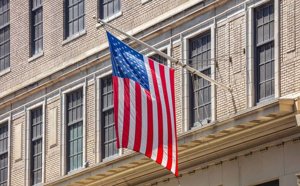 Αμερικάνικη σημαία στο Μανχάταν της Νέας Υόρκης στο κέντρο - Φωτογραφία, εικόνα