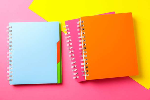 Komposition mit Textbüchern auf zweifarbigem Hintergrund, Platz für tex - Foto, Bild